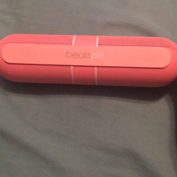 Beats pill and charger - Picture 3 of 4
